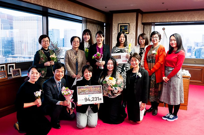 일본 시민단체 스프링이 2020년 3월17일 모리 마사코 법무부 대신(법무부 장관·뒷줄 왼쪽에서 네번째)에게 성범죄 관련 형법 개정 요청서를 제출하고 기념촬영을 하고 있다. 스프링 제공