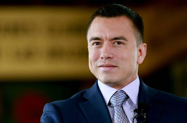 11일(현지시간) 다니엘 노보아 에콰도르 대통령이 키토의 카론델레 대통령궁에서 국영 라디오 방송과 인터뷰하고 있다. AFP연합뉴스