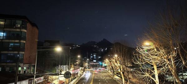 같은 장소에서 샤오미 14T로 야간 촬영한 모습. 정옥재 기자