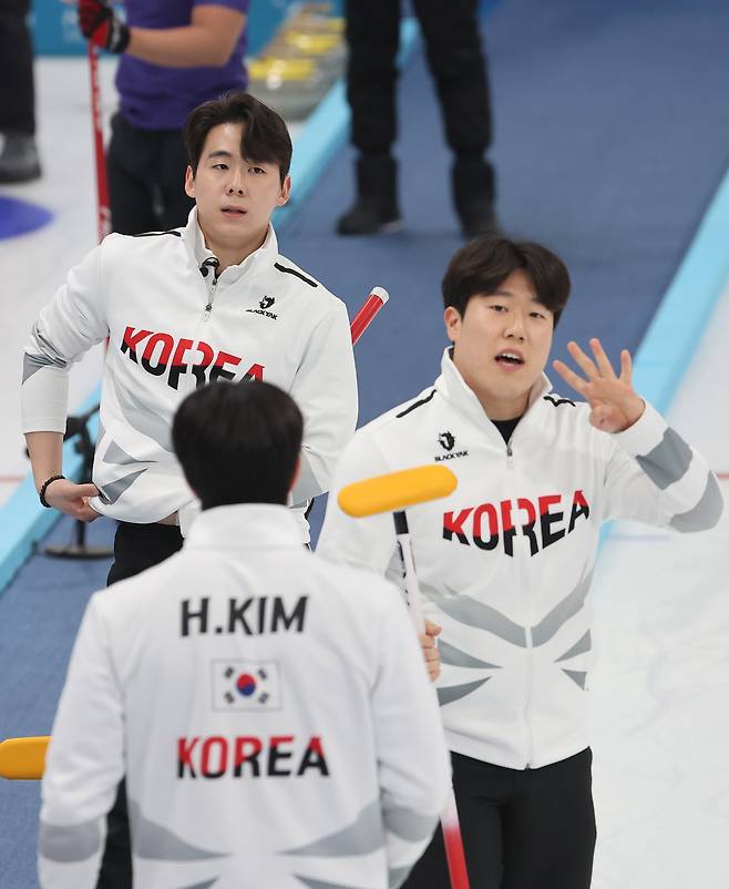The South Korean men's curling team prepares for a match against Kazakhstan at the Harbin Pingfang District Curling Arena in China on Tuesday. (Yonhap)