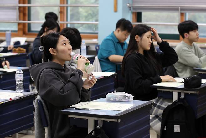 High school students take a mock college entrance exam at their coed school in Seoul in October last year. [NEWS1]