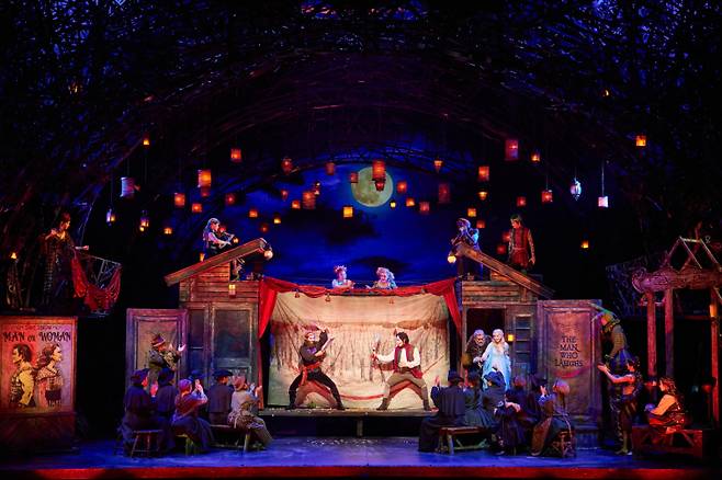 뮤지컬 ‘웃는 남자’ 공연 사진. EMK뮤지컬컴퍼니 제공