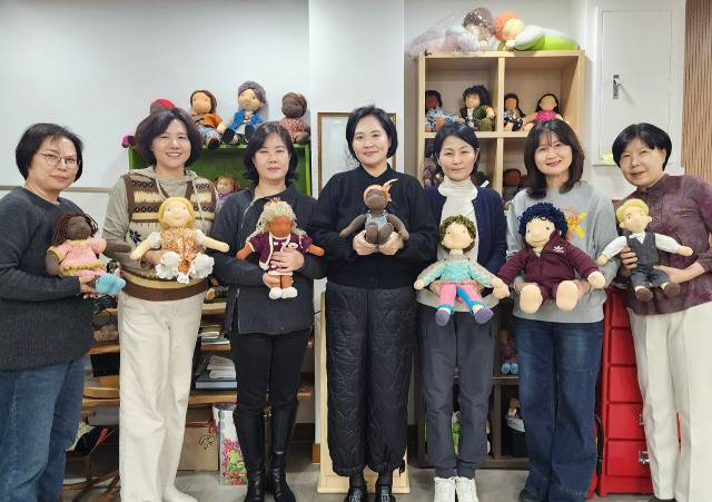 재단법인 ‘담’의 손성희(왼쪽에서 네 번째) 이사와 취약계층 청소년을 위한 헝겊인형을 만드는 ‘인형을 사랑하는 사람들’ 봉사자들이 지난 6일 서울 마포구 재단 사무실에서 각자 완성한 인형을 들고 미소짓고 있다.