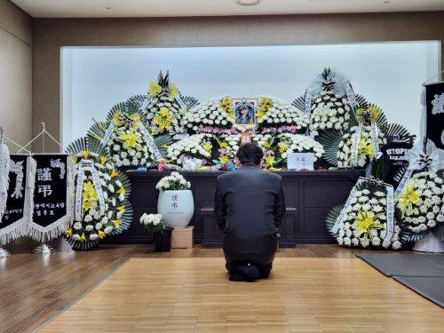 김하늘(8)양의 아버지가 12일 건양대병원 장례식장에 마련된 하늘양 빈소에서 하늘양을 추모하고 있다. 김성준 기자