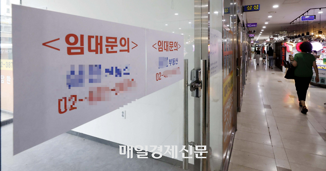 부동산 거래 침체가 이어지고 있며 공인중개사 휴·폐업이 잇따르고 있다. 서울 시내 한 부동산 중개업소에 임대 문의를 알리는 안내장이 붙어 있다. [김호영 기자]