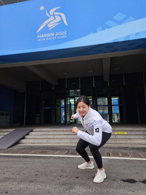 이나현이 지난 11일 중국 하얼빈 스피드스케이팅 오벌 입구에서 스타트 포즈를 취하고 있다. 하얼빈 김지한 기자