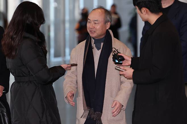 (서울=뉴스1) 김성진 기자 = 손정의 소프트뱅크그룹 회장이 이재용 삼성전자 회장과 샘 올트먼 오픈AI 최고경영자(CEO)와의 회동을 위해 4일 서울 서초구 삼성전자 사옥에 도착해 취재진 질문에 답하고 있다.   이 자리에서 손 회장과 올트먼 CEO는 이재용 회장에게 ‘스타게이트 프로젝트’에 대한 투자와 협업을 요청할 것으로 알려졌다. 2025.2.4/뉴스1  Copyright (C) 뉴스1. All rights reserved. 무단 전재 및 재배포,  AI학습 이용 금지. /사진=뉴스1