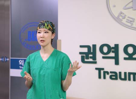 수술 모자를 쓴 허윤정 교수가 중증 외상 환자 치료에 대해 이야기하고 있다./사진=단국대병원