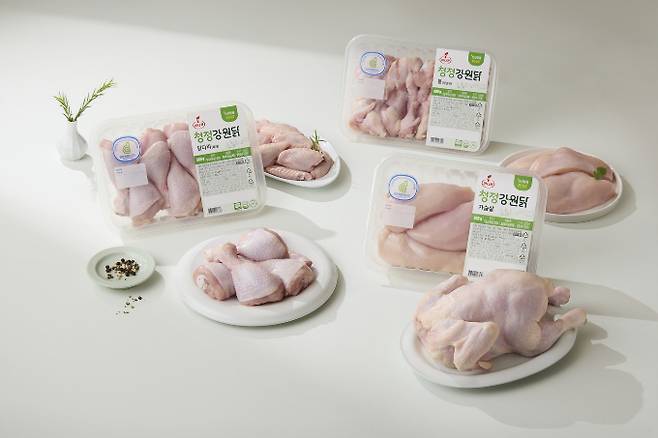 마니커의 시가총액이 강화되는 상장폐지 조건에 가까워졌고 국내에 조류인플루엔자가 확산하자 마니커 주주들의 불안이 커지고 있다. 사진은 마니커 청정 닭고기 브랜드 '청정강원닭'. /사진=이지홀딩스