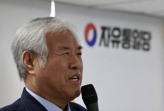 전광훈 사랑제일교회 목사가 지난 5일 오전 서울 여의도 자유통일당 당사에서 기자회견을 열고 내란 선동 혐의 관련 입장을 말하고 있다. 뉴시스