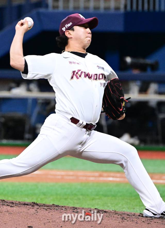 2024년 7월 17일 오후 서울 고척스카이돔에서 진행된 ‘2024 신한 SOL Bank KBO리그’ KT-키움의 경기. 키움 문성현이 7회초 구원 등판해 역투를 펼치고 있다./마이데일리