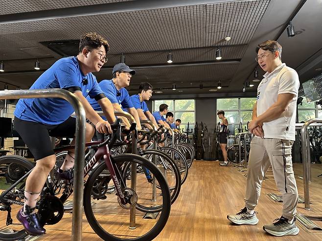 엄기천(맨 왼쪽) 포스코퓨처엠 사장이 ‘캐즘 극복’을 다짐하며 임직원들과 함께 극한의 체력과 인내심이 요구되는 철인 3종 경기 훈련을 받고 있다.  [포스코퓨처엠 제공]