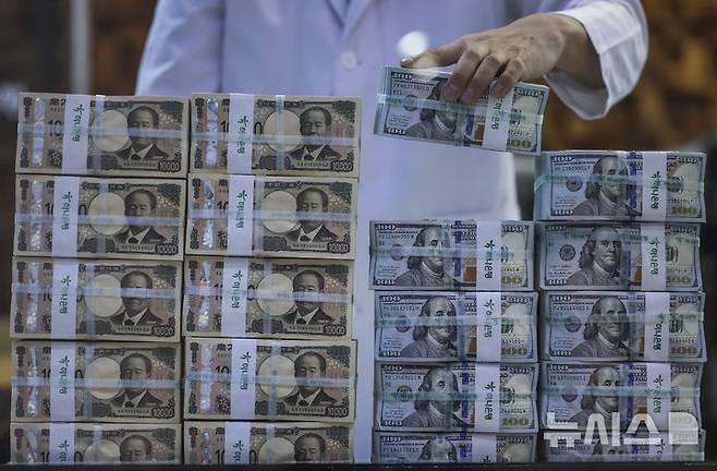 [서울=뉴시스] 정병혁 기자 = 18일 서울 중구 하나은행 위변조대응센터에서 직원이 엔화와 달러화를 정리하고 있다.2024.10.18. jhope@newsis.com