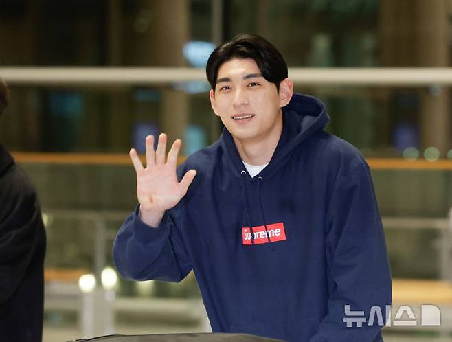 [인천공항=뉴시스] 최동준 기자 = 샌프란시스코 자이언츠 이정후가 지난달 13일 메이저리그 두 번째 시즌을 준비하기 위해 인천국제공항을 통해 출국하고 있다. 2025.01.13. photocdj@newsis.com