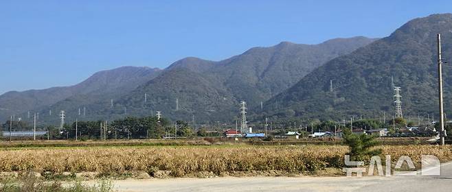 [고창=뉴시스] '호남의 삼신산'이라 불리는 고창 '방장산'에 이미 수십개의 송전탑이 설치돼 있는 모습이다. *재판매 및 DB 금지
