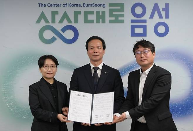 [음성=뉴시스] 12일 충북 음성군청에서 (왼쪽부터)황선영 NHN(주)와플랫 대표이사, 조병옥 음성군수, 이영민 음성군통합돌봄지원센터장이 AI 시니어 안심케어 시범사업 업무협약을 맺은 뒤 기념사진을 찍고 있다. (사진=음성군 제공) 2025.2.12. photo@newsis.com *재판매 및 DB 금지