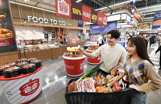 [서울=뉴시스] 홈플러스는 23일 홈플러스 메가 푸드 마켓 인천 간석점을 현장 콘텐츠형 식품 전문매장 ‘홈플러스 메가 푸드 마켓 라이브’로 리뉴얼 오픈했다고 밝혔다. 모델들이 홈플러스 메가 푸드 마켓 라이브 인천 간석점을 소개하고 있다. (사진=홈플러스 제공) 2025.01.23. photo@newsis.com *재판매 및 DB 금지