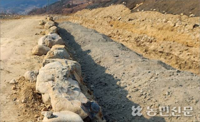 경남 밀양시 산내면 가인리의 불법 폐기물 매립 현장.