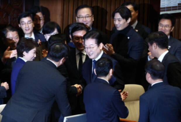 더불어민주당&nbsp;이재명 대표가 지난 10일 국회 본회의장에서&nbsp;교섭단체 대표연설을 마치고 동료 의원들과 인사를 나누고 있다. 뉴스1