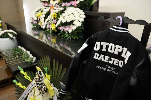 지난 11일 대전 서구 한 장례식장에 마련된 김하늘(8)양의 빈소. 유족에 따르면 하늘이는 생전 축구를 좋아하는 아버지와 함께 대전시티즌서포터즈 활동을 해왔다. 빈소에는 하늘이가 입었던 서포터즈 유니폼이 걸려 있다. 연합뉴스