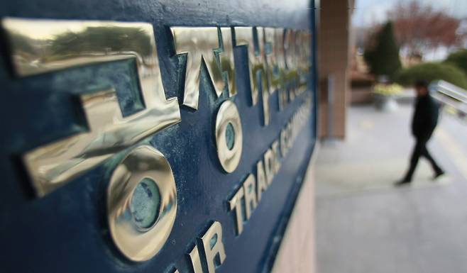 공정위는 12일 공정거래법 위반 혐의로 신한은행 본사에 조사관을 보내 현장조사를 벌이고 있다.&nbsp;ⓒ연합뉴스