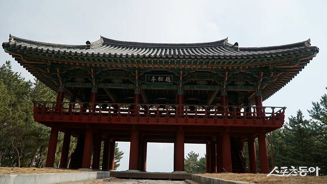 관동팔경의 하나인 월송정. 고려시대 처음 지었으나 지금 누각은 1980년대 새로 지은 것이다    울진｜김재범 기자 oldfield@donga.com