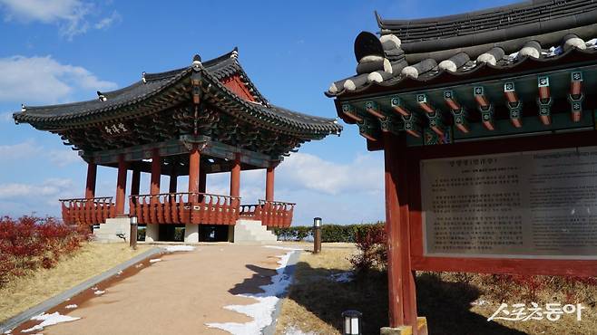 울진에 있는 두 곳의 관동팔경 중 하나인 망양정. 이곳에서 내려다보는 왕피천 하구와 동해 풍광이 빼어나다   울진｜김재범 기자 oldfield@donga.com