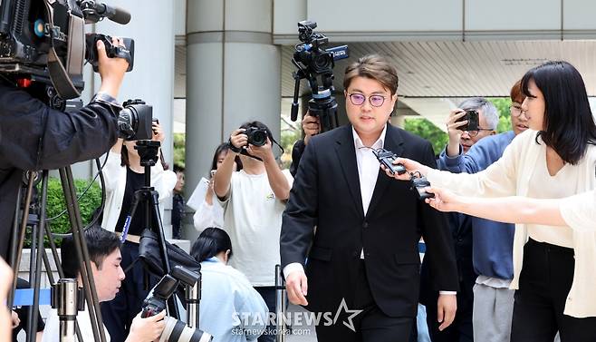 음주 운전 뺑소니 등의 혐의로 구속 영장이 청구된 트로트 가수 김호중이 영장실질심사를 받기 위해 24일 오전 서울중앙지방법원으로 들어서고 있다. /2024.05.24 /사진=이동훈
