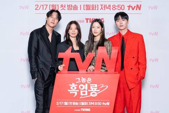 '뽀뽀 사진 유출' 문가영♥최현욱..연상연하 '케미' 제대로 터진 '그놈은 흑염룡' [종합]