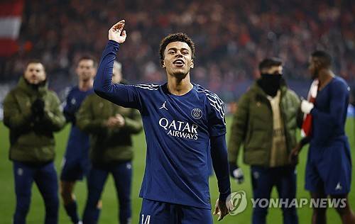 PSG가 12일(한국시간) 프랑스 갱강에 있는 스타드 드 루두루에서 열린 브레스트와의 2024-2025시즌 UEFA 챔피언스리그 16강 플레이오프 1차전에서 3-0 대승을 거두며 토너먼트 진출에 한발 다가섰다.&nbsp;연합뉴스