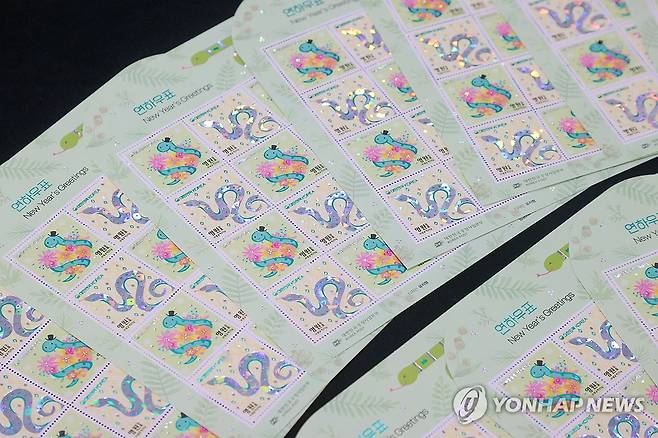 2025 을사년 우체국 연하우표 (서울=연합뉴스) 류효림 기자 = 2일 서울 중구 서울중앙우체국 우표박물관에서 우정사업본부 직원들이 '2025 을사년' 연하우표·카드를 소개하고 있다. 우정사업본부는 '2025 을사년' 푸른 뱀의 해를 맞아 연하우표와 연하카드·엽서 14종을 발행했다. 2024.12.2 ryousanta@yna.co.kr