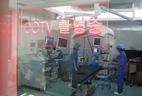 의료기관 수술실 CCTV(폐쇄회로 텔레비전)설치가 의무화된 2023년 9월 25일 경기도 수원시 경기도의료원 수원병원 수술실에 CCTV가 설치돼 있다.(사진=뉴시스)