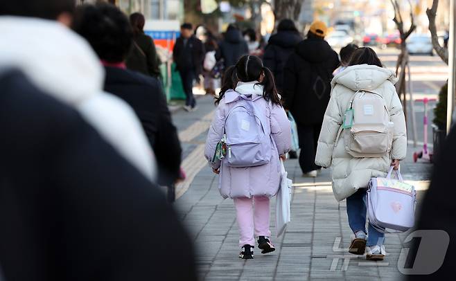 13일 서울의 한 초등학교에서 학생들이 하교하고 있다. 학교에서 교사가 휘두른 흉기에 숨진 8세 초등학생 김하늘 양 피살 사건 이후 여야가 재발 방지 대책 마련을 위한 입법 작업에 착수했다.  2025.2.13/뉴스1 ⓒ News1 이동해 기자