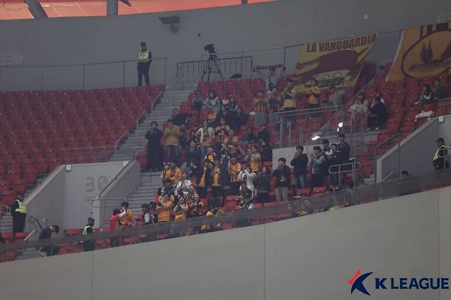 광주FC가 아시아축구연맹(AFC) 엘리트(ACLE) 산둥 타이산 원정 경기에서 원정 팬들을 조롱하고 비하한 상대 팀과 관중에 강력 대응에 나선다. 사진은 지난해 12월 상하이 포트 원정 응원에 나선 광주 응원단. (한국프로축구연맹 제공)