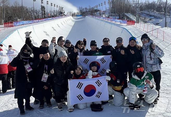 장미란 문화체육관광부 제2차관이 13일(현지시간) 2025 하얼빈 동계아시안게임 하프파이프 경기가 열리고 있는 중국 야불리 스키 리조트를 방문해 금메달을 획득한 김건희 선수와 동메달을 획득한 이지오 선수를 비롯한 선수단과 함께 기념촬영을 하고 있다. (문체부 제공. 재판매 및 DB 금지) 2025.2.13/뉴스1