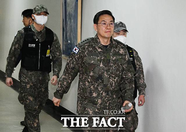 이진우 전 수방사령관(가운데)이 14일 오전 서울 여의도 국회에서 열린 윤석열 정부의 비상계엄 선포를 통한 내란 혐의 진상규명 국정조사 특별위원회 제3차 전체회의에 군사경찰과 함께 참석하고 있다./배정한 기자