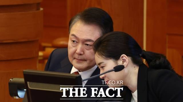 윤석열 대통령이 13일 오전 서울 종로구 헌법재판소에서 열린 '윤석열 대통령 탄핵심판 8차 변론'에 출석해 변호인과 대화하고 있다. /사진공동취재단