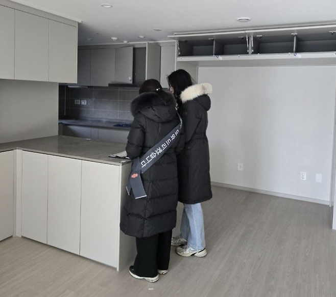 서울시 동대문구 답십리 제17구역 주택 재개발 정비 사업 입주 예정자와 입주 지원 전문 매니저가 세대 내 하자를 점검하고 있다. 서울주택도시공사 제공