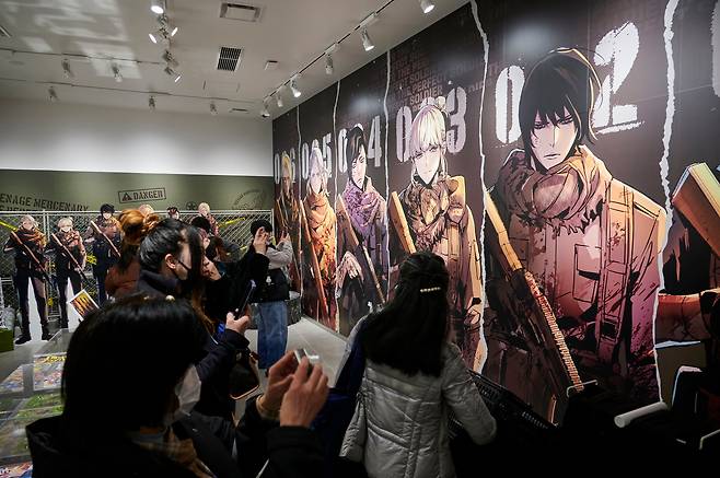 일본 도쿄 '라인 프렌즈 시부야'에서 열린 한국 웹툰 '입학용병' 팝업 스토어에서 관람객들이 벽면에 그려진 캐릭터를 촬영하고 있다. /네이버웹툰