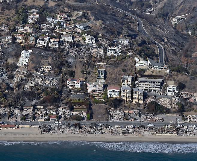 일요일 캘리포니아주 말리부의 해변 주택이 팰리세이즈 화재로 파괴된 후 집들이 전소된 모습. / UPI 연합뉴스
