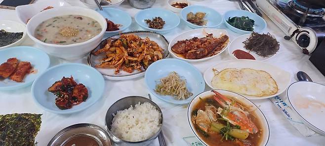전북 부안군 군산식당의 ‘충무공정식’을 주문하면 꽃게탕과 조기조림, 톳무침 등 다양하고 신선한 찬이 나온다. 김도언 소설가 제공