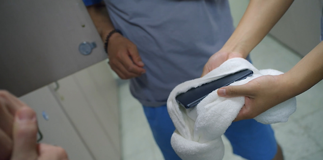 찜질방 불가마 안에 핸드폰 들고 들어간다 VS 냅두고 간다