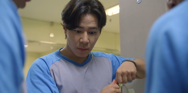 찜질방 불가마 안에 핸드폰 들고 들어간다 VS 냅두고 간다