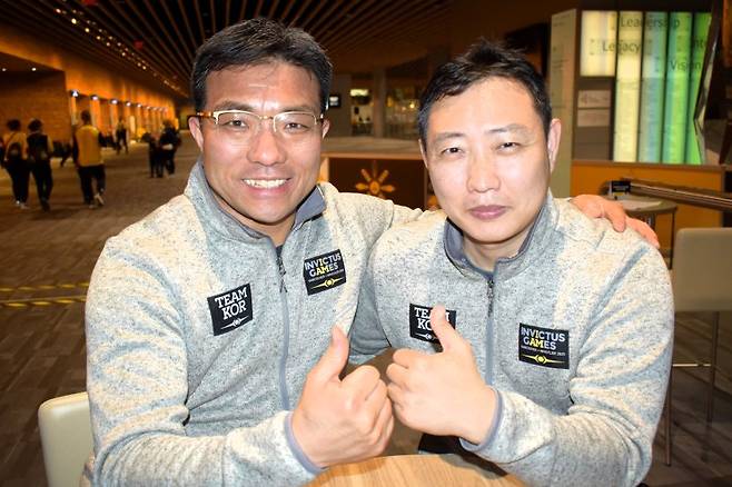 대한민국 현역 군인 최초로 세계상이군인체육대회(인빅터스 게임)에 출전한 육군 12사단 권영수 상사(왼쪽)와 육군 17사단 박우근 상사(오른쪽)가 12일(현지시간) '2025 캐나다 인빅터스 게임'이 열리고 있는 밴쿠버 컨벤션센터에서 서로를 격려하며 선전을 다짐하고 있다. 사진=국가보훈부 공동취재단