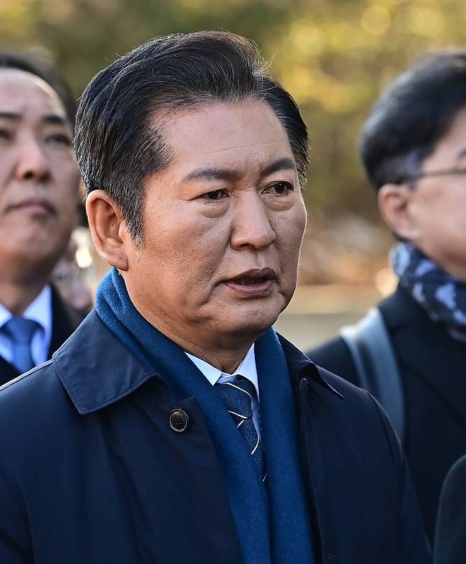 정청래 국회 탄핵소추위원장이 13일 서울 종로구 헌법재판소에서 열린 윤석열 대통령 탄핵심판 8차 변론기일 출석에 앞서 입장을 밝히고 있다. 연합뉴스