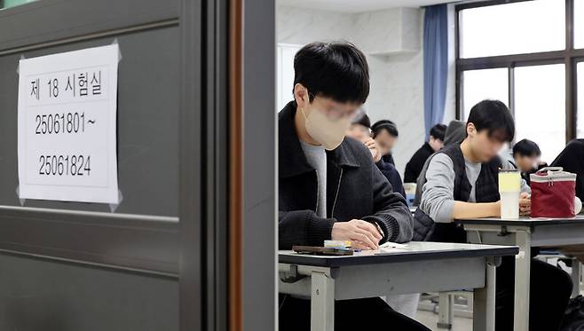 2025학년도 수능이 실시된 지난해 11월14일 오전 인천 동구 동산고등학교에서 수험생들이 시험 시작을 기다리고 있다. 연합뉴스