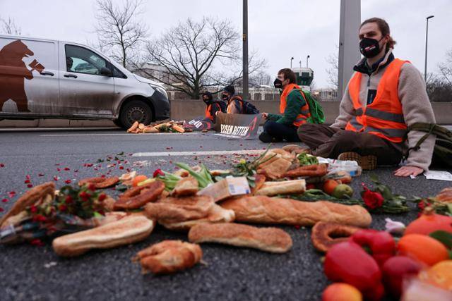 2022년 2월 환경단체 활동가들이 식량 낭비에 반대하고, 농업 온실가스 배출을 줄이기 위한 개혁을 촉구하며 독일 베를린에서 고속도로 봉쇄 시위를 벌이고 있는 모습입니다. 전 세계 온실가스 배출량의 3분의 1가량은 식품의 생산과 포장, 유통, 판매, 소비, 폐기 과정에서 발생합니다. 베를린=로이터 연합뉴스