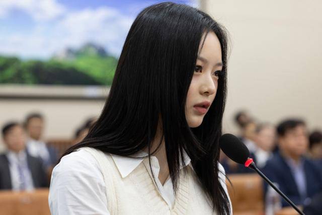 뉴진스 멤버 하니가 지난해 10월 15일 오후 서울 여의도 국회에서 열린 환경노동위원회의 경제사회노동위원회, 중앙노동위원회, 최저임금위원회 등에 대한 국정감사에서 직장 내 괴롭힘 문제와 관련해 증언하고 있다. 고영권 기자