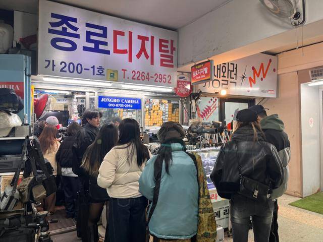 지난 4일 서울시 종로구 세운상가의 한 중고 카메라 가게 앞에 20대들이 줄을 서있는 모습. 김민지 인턴 기자
