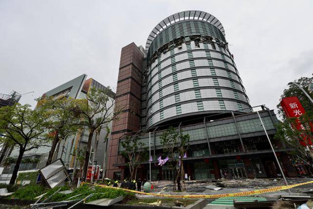 대만 중부 타이중의 신콩 미츠코시 백화점 12층 푸드코트에서 13일 가스 폭발로 추정되는 폭발사고가 발생해 최소 5명이 사망한 가운데 건물 잔해가 쏟아져 있는 사고 현장이 통제된 채 경찰들이 수습작업을 하고 있다. 타이중=EPA 연합뉴스